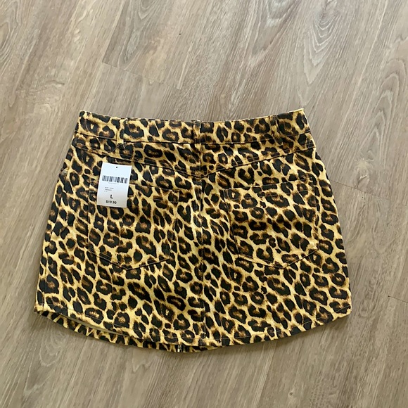 Forever 21 Leopard miniskirt. Never warn great fit for someone around a size 8! - Picture 2 of 3